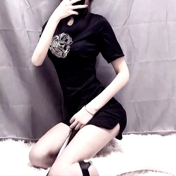 他从火光中走来